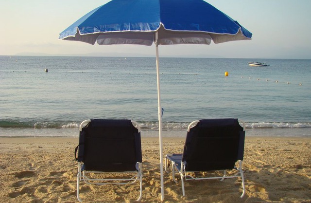 STUDIO FEET IN THE WATER ON THE BEACH OF CAVALIERE CAP NEGRE