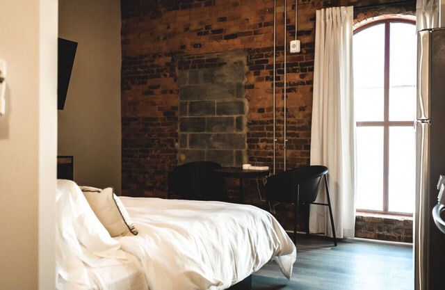 Studio Suite Downtown Elkin Shopping, Entertainment, Restaurants, Vineyards
