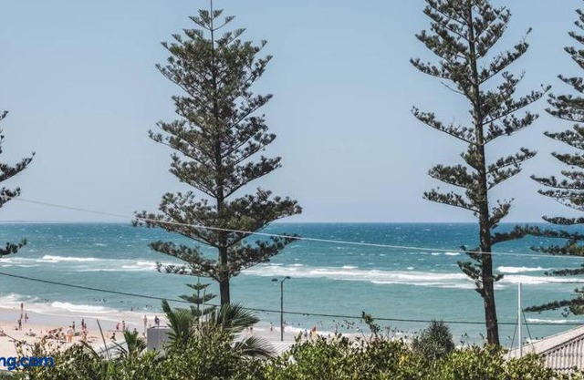 Stunning Burleigh Beach Apartment