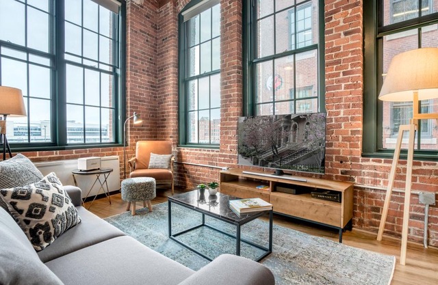 Stunning Fort Point Studio w/Washer + Dryer, near Seaport by Blueground