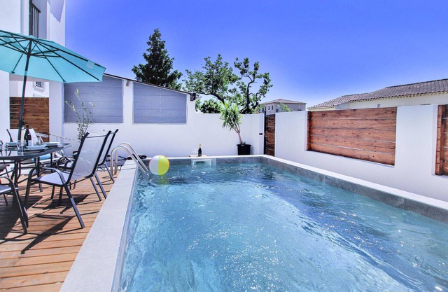 Salon De Provence Swimming 