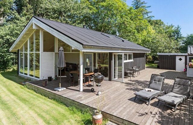 Stunning home in Samsø with kitchen