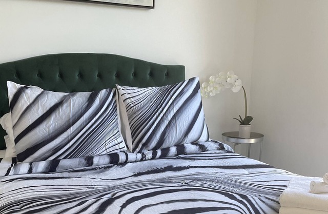 STUNNING & LUXURIOUS 1 BEDROOM 1 BATH/AMENITIES. COME STAY & SEE FOR YOURSELF
