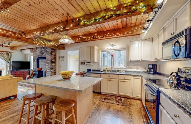 Stunning mountain duplex with full kitchen, deck, game room, W/D & WiFi