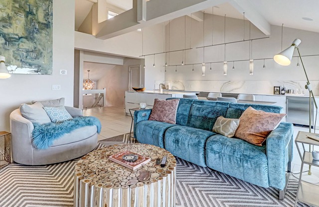 Stunning oceanfront Windsong villa with beach-view balcony, pool & washer/dryer