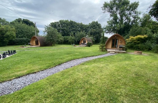 Stunning Pod - Sleeps 4 Dog Friendly with Hot Tub