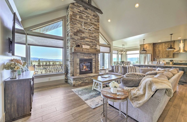Stunning Valley Home w/Furnished Deck & Mtn Views