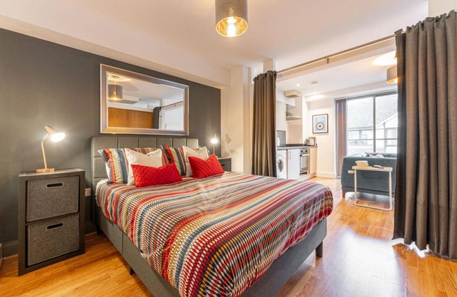 Stylish 1 Bedroom Apartment - Central Birmingham, Cube and Mailbox