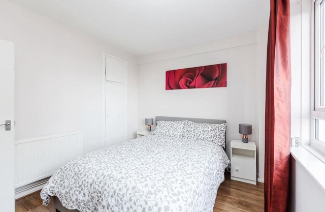 Stylish and Chic Wimbledon Park View 3 Bed Apartment