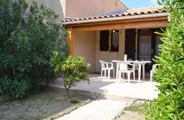 Sunny Beach Getaway: Cozy 2-Room Mezzanine with Pool, Near Beach, Pet-Friendly