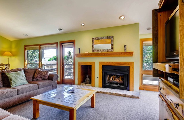 Sunny condo w/shared hot tubs & in close walking distance of Park City Mountain