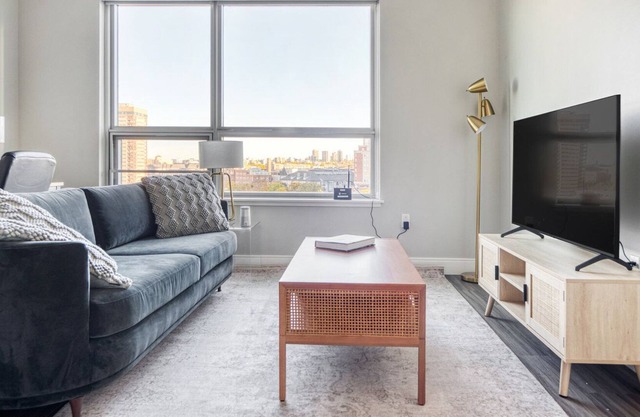 Sunny Five Points 1BR w/ W/D, Gym & Roof Lounge, near RiNo, by Blueground