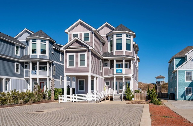 Sunset Beach House: Great views, private pool, hot tub, pool table & elevator