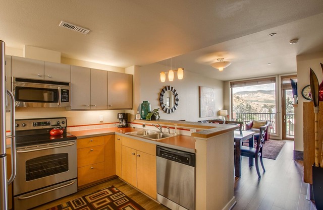 Sunset Escape 302 - 2 bed, 2 bath Condo Near Lakeside Park Lake Chelan