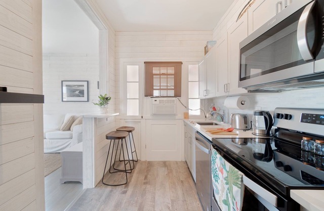 Sunset Executive Corner Suite - Renovated 1bd/1ba (+parking and balcony)