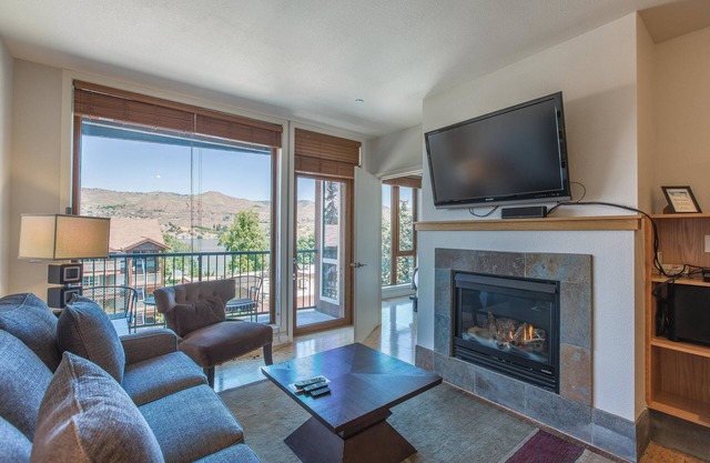 Sunshine Getaway 307 - 2 bed, 2 bath Condo Near Lakeside Park Lake Chelan