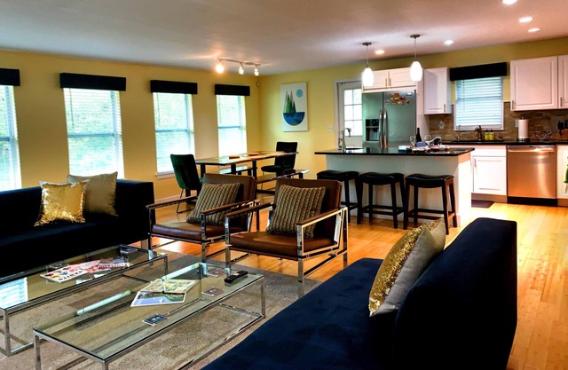 *SUPER CLEAN*Luxurious*Spacious*Open Plan*Great Amenities*Short Walk to ND!!!