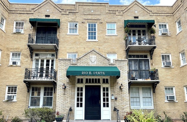Super Cute Condo 12: People Watching Downtown SAV