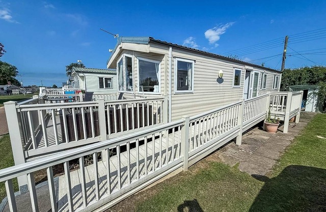 Superb 8 berth caravan for hire at a great holiday park in Norfolk ref 50026M