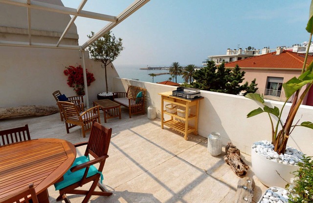 Superb air-conditioned apartment with large terrace and parking in Menton
