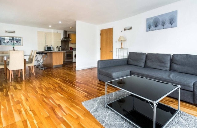 Superfast Broadband 2BD City Flat Farringdon