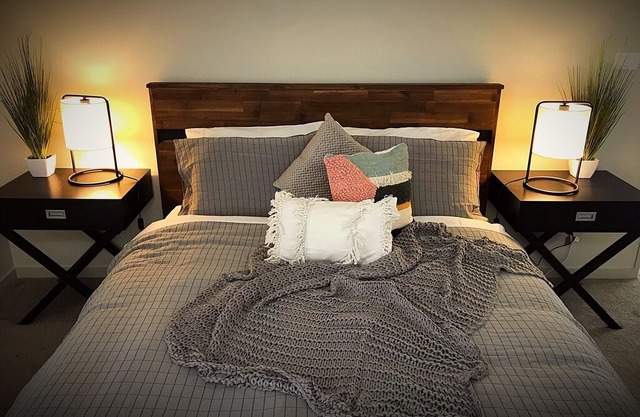 Superior Queen Private Room L6 | Queen Bed & Shared Bathroom - Flatbush Holiday Accommodation