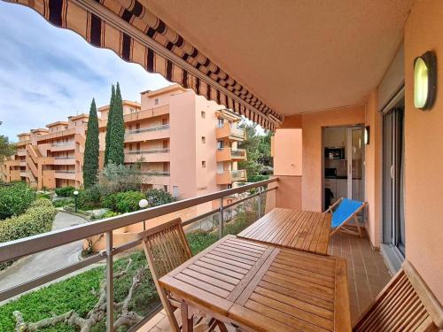 T2 avec Grande Loggia, Parking, Proche Plage et Commerces à La Favière - FR-1-610-68
