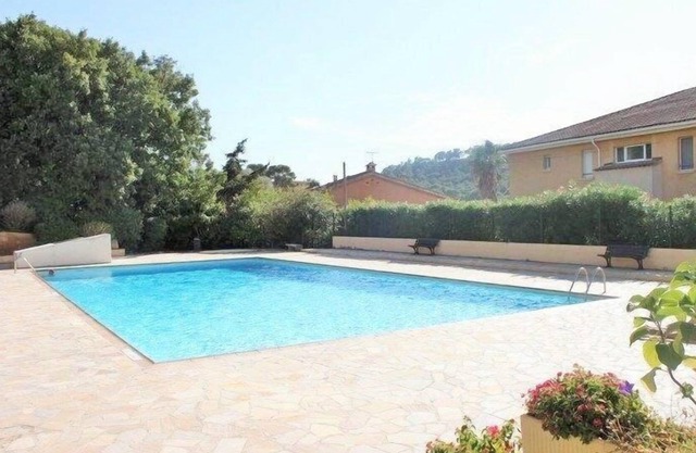 T2 in residence with swimming pool and tennis in Saint-Mandrier village