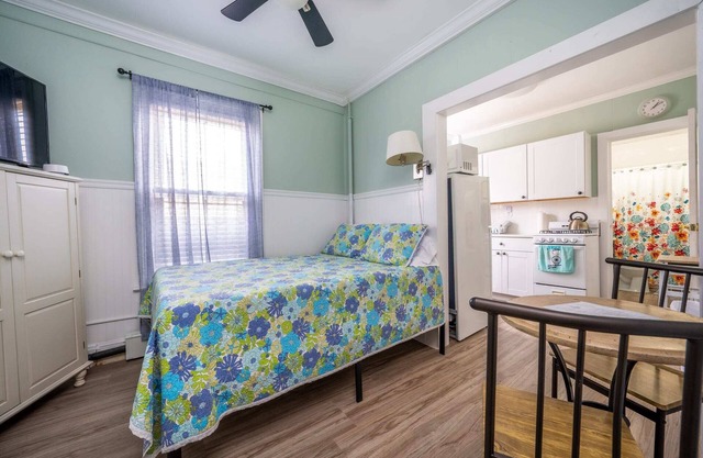 The Allenhurst, Beach Apartment #8 - Small Studio with Bathroom & Kitchen