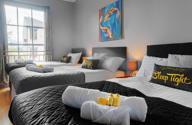 The Berwyn - Berwyn House - Central Wrexham - Sleeps Up to 7