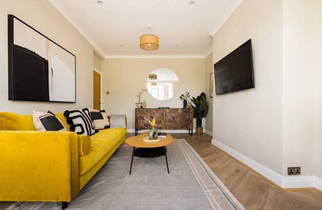 The Blackheath Hideaway - Alluring 2BDR Flat with Balcony