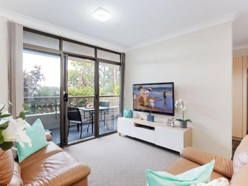 Commodore Donald Street Water 