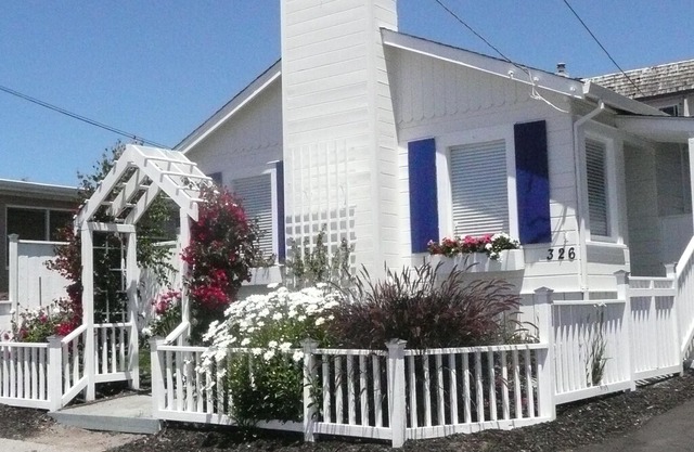 The Cottage at Seacliff - Block and half to the beach