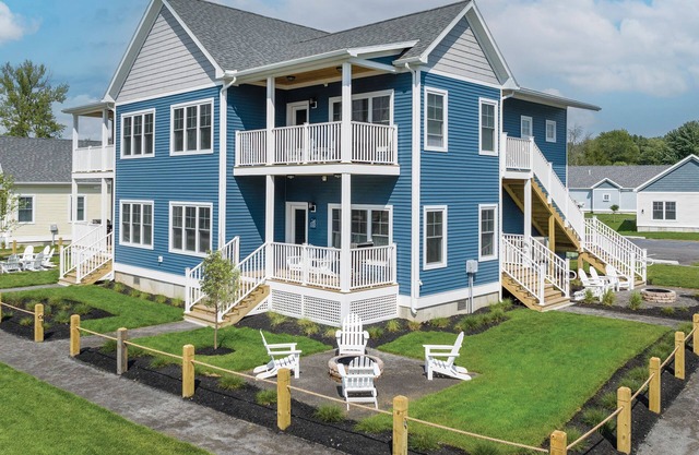 The Cove Lakeside Cottages Pontoon Boat 