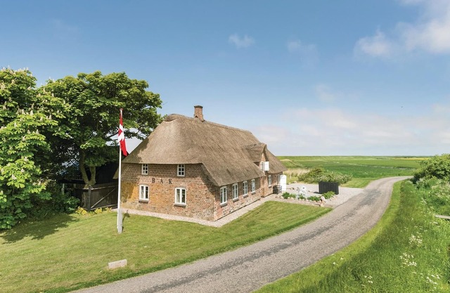 The idyllic farmhouse under thatch.