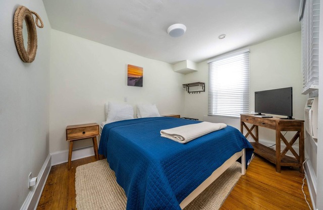 The Melrose, 1B - Queen Bed & Bath: Romantic Getaway, Steps from the Beach, Cozy