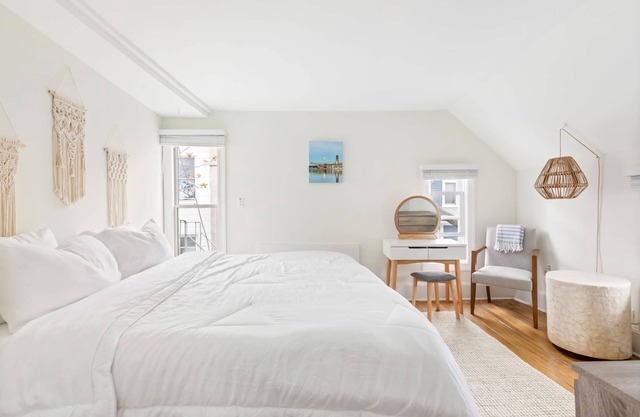 The Melrose- 3C, Private Bed & Bath