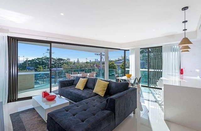 The Princess of Bulimba - Executive 3BR Bulimba Apartment with Large Balcony Next to Oxford St