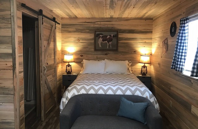 The Red Station by Glacier - Cabin #5 with AC and laundry