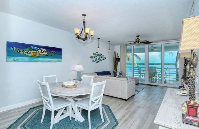 This AMAZING 2/2 has stunning views of the bay!