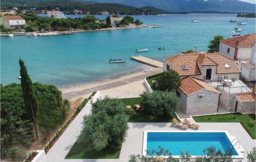 Holiday Loviste 