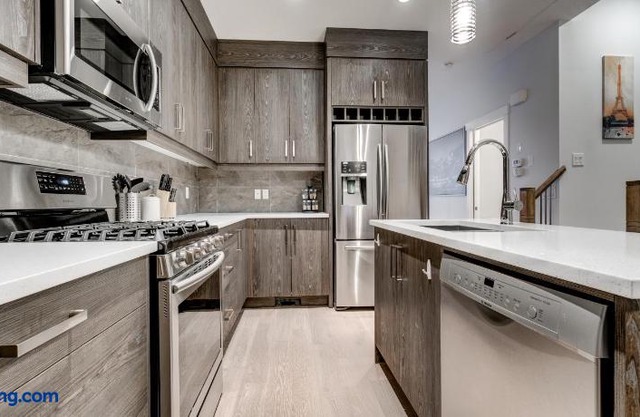 Three-Bedroom House with Walk-in Closet 29 Sunalta Downtown