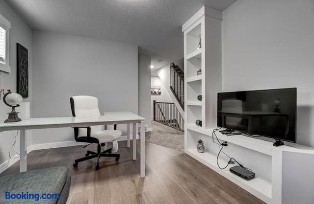 Three-Bedroom with Fireplace #41 Sunalta Downtown