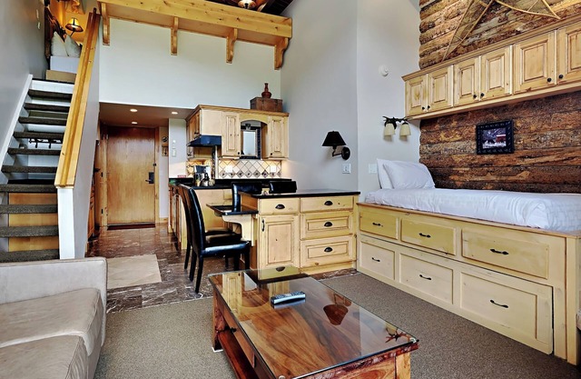 Timberline 317 Studio Loft Deluxe ~ Hot Tub~Pool~WiFi~Ski-in/out~Local Shuttle