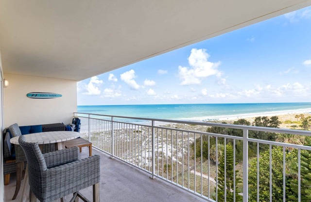 Top Floor Beach & Gulf Views - Madeira Norte #516