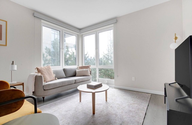 Trendy Bellevue 2BR w/Pool, Spa & Gym, close to shopping, by Blueground