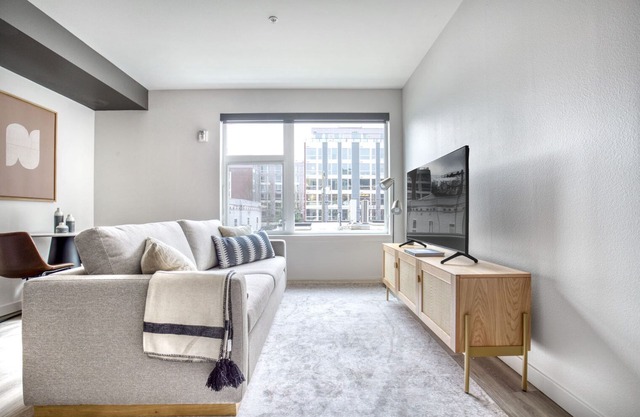 Trendy Capitol Hill Studio w/Gym & Roof Deck, near I-5, by Blueground