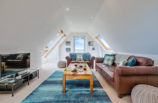 Trevail Penthouse - Fabulous Views - Sleeps 4 with Parking