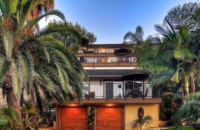 Tropical home with loft, spacious deck, & outdoor dining - walk to the beach