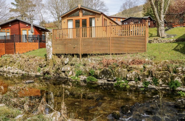 TROUTBECK LODGE, pet friendly, with hot tub in Windermere